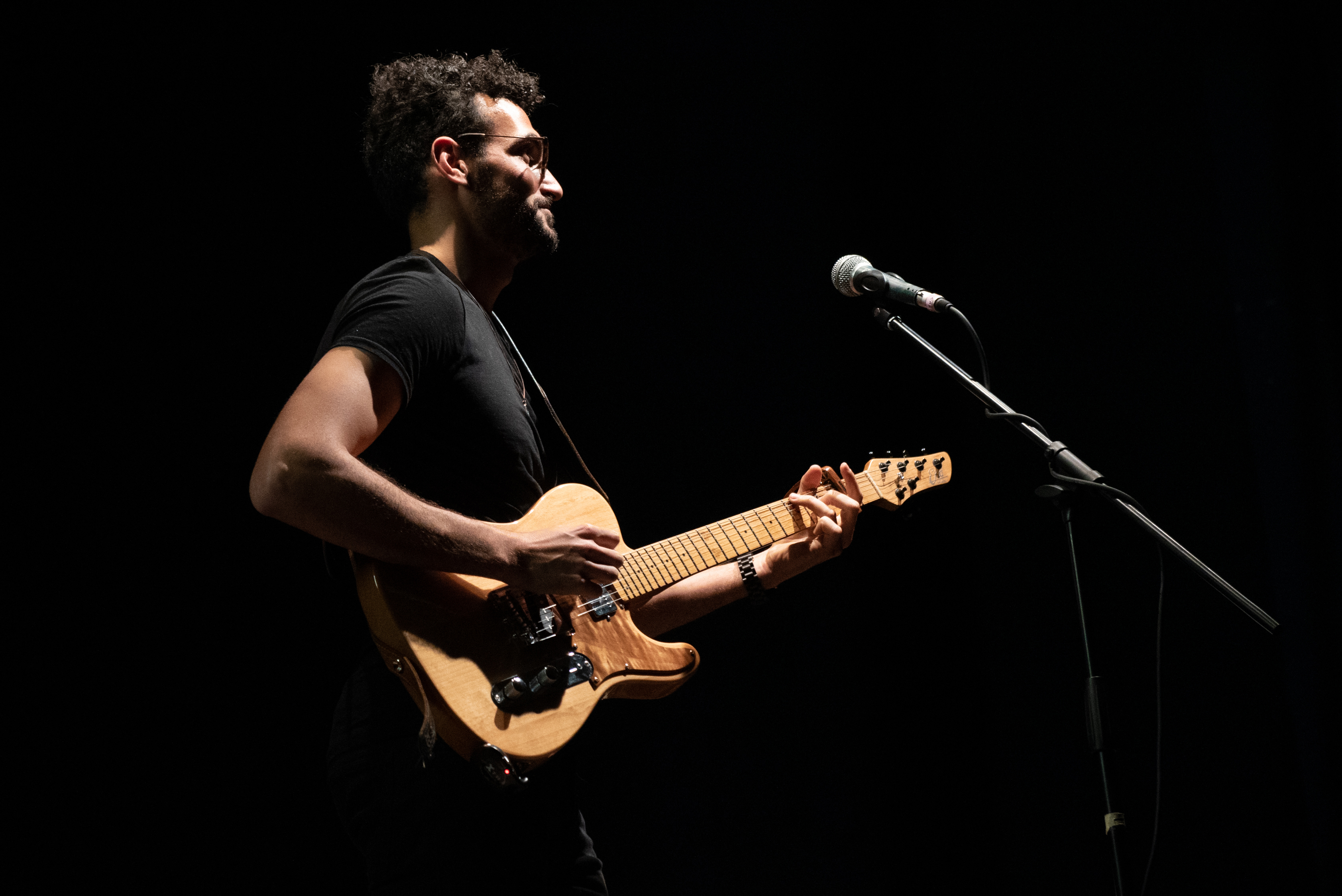 Claudio Cirillo suona la chitarra elettrica al microfono durante un live