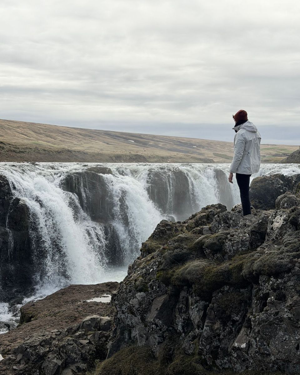 Sul bordo di una cascata