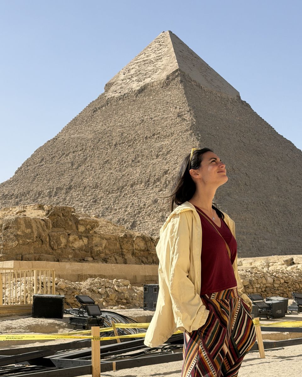 Aurora davanti a una piramide di Giza